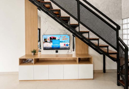 Rumah Desain Modern dan Estetik 2 Lantai Mezanin dekat Budi Mulia Tajem