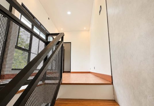 Rumah Desain Modern dan Estetik 2 Lantai Mezanin dekat Budi Mulia Tajem