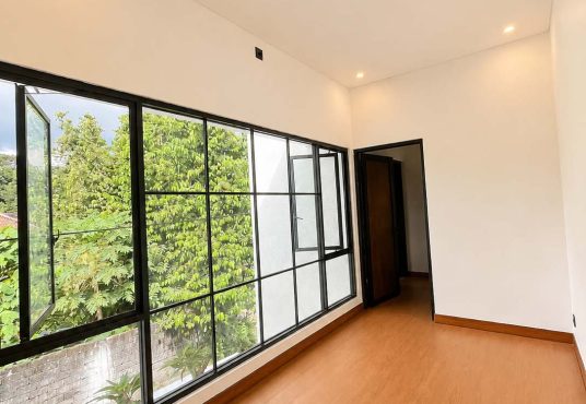 Rumah Desain Modern dan Estetik 2 Lantai Mezanin dekat Budi Mulia Tajem