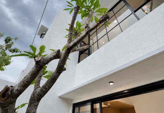 Rumah Desain Modern dan Estetik 2 Lantai Mezanin dekat Budi Mulia Tajem