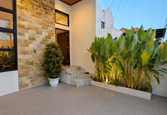 Rumah 2 lantai kontemporer modern furnished Jakal km 7,5 dekat UGM