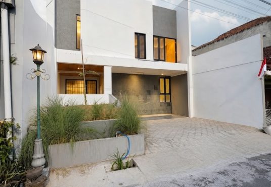 Rumah Modern 2 Lantai dalam Perumahan Candi Gebang Permai