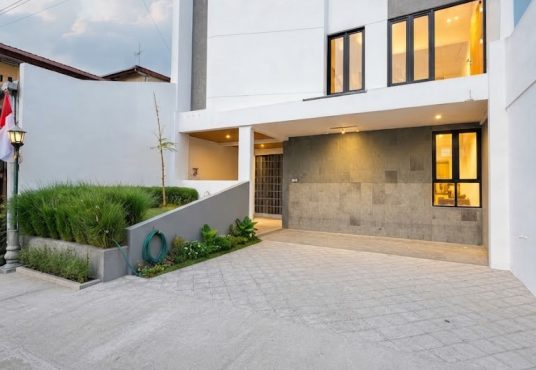 Rumah Modern 2 Lantai dalam Perumahan Candi Gebang Permai