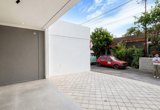 Rumah Modern 2 Lantai dalam Perumahan Candi Gebang Permai