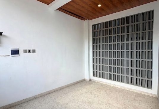 Rumah Modern 2 Lantai dalam Perumahan Candi Gebang Permai