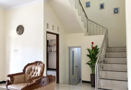 RUMAH 2 LANTAI FULL FURNISHED DI JALAN KALIURANG KM 12 – DEKAT KAMPUS UII YOGYAKARTA