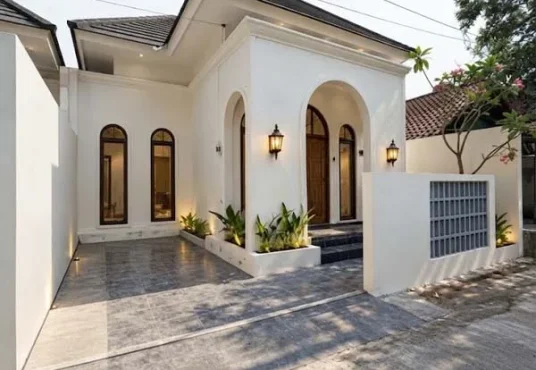 Rumah Cantik Model Klasik Modern di Utara SD Model Wedomartani