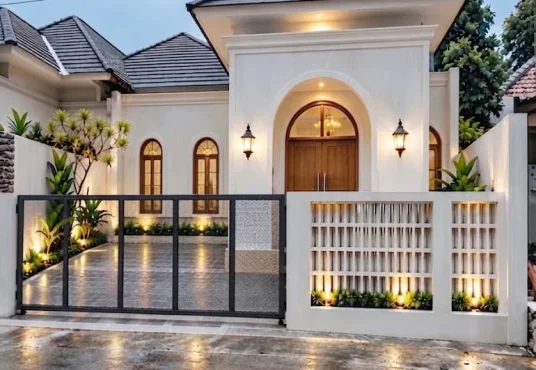 Rumah Cantik Model Klasik Modern di Utara SD Model Wedomartani