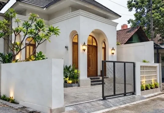 Rumah Cantik Model Klasik Modern di Utara SD Model Wedomartani