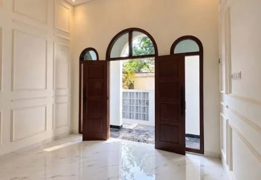Rumah Cantik Model Klasik Modern di Utara SD Model Wedomartani