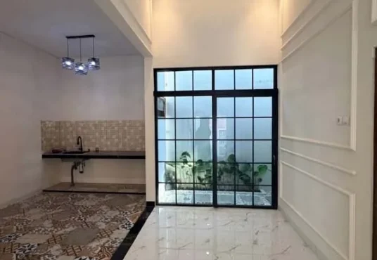 Rumah Cantik Model Klasik Modern di Utara SD Model Wedomartani