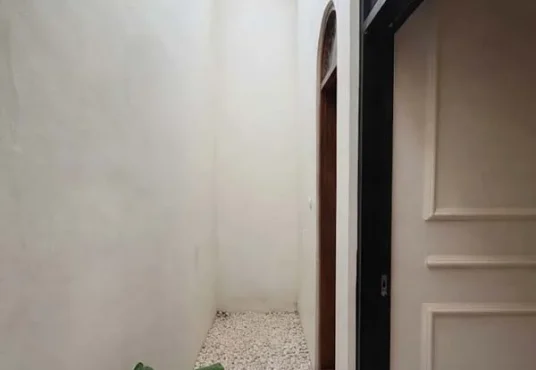 Rumah Cantik Model Klasik Modern di Utara SD Model Wedomartani