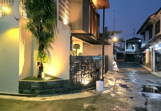 Rumah Mewah 2 lt Kontemporer Furnished Klam Renang dekat UGM