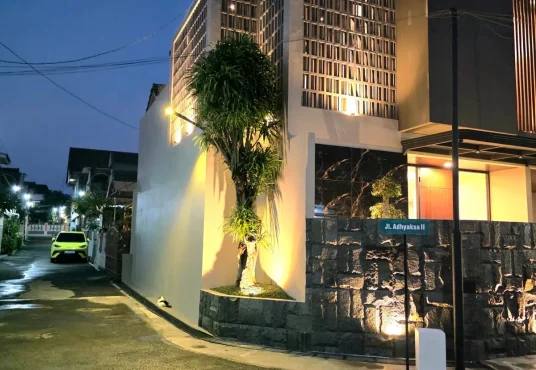 Rumah Mewah 2 lt Kontemporer Furnished Klam Renang dekat UGM