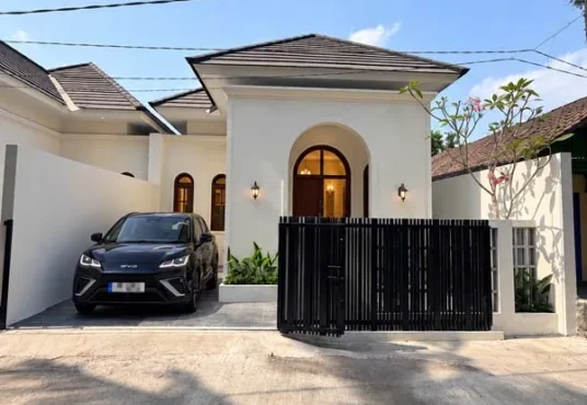 Rumah Cantik Model Klasik Modern di Utara SD Model Wedomartani