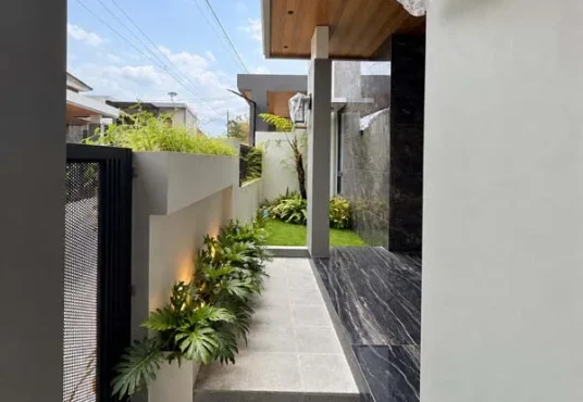 Rumah Baru Tropis Modern Jakal km 13 Dekat Kampus UII