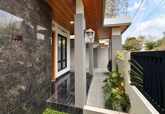 Rumah Baru Tropis Modern Jakal km 13 Dekat Kampus UII