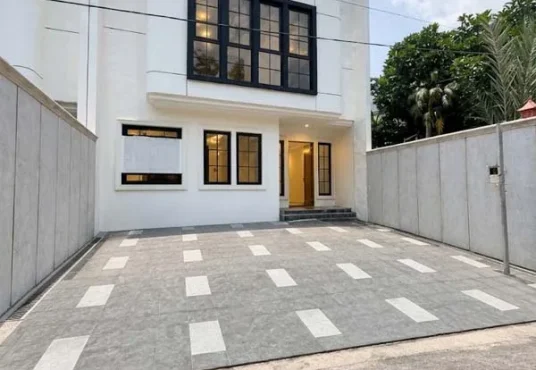 Rumah Mewah Desain Tropis Modern di Jl. Damai Jakal km 8
