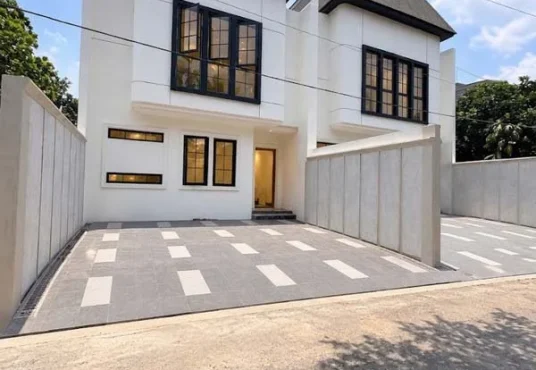 Rumah Mewah Desain Tropis Modern di Jl. Damai Jakal km 8