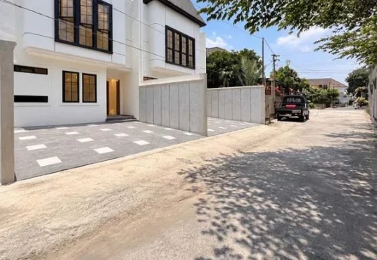 Rumah Mewah Desain Tropis Modern di Jl. Damai Jakal km 8