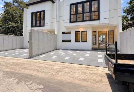 Rumah Mewah Desain Tropis Modern di Jl. Damai Jakal km 8
