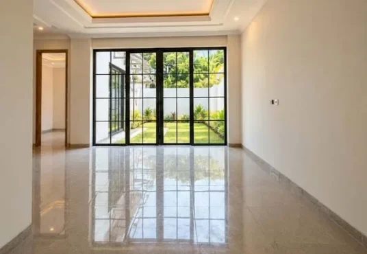 Rumah Mewah Desain Tropis Modern di Jl. Damai Jakal km 8