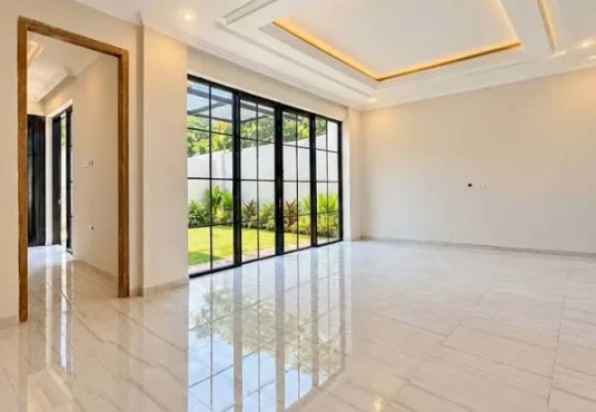 Rumah Mewah Desain Tropis Modern di Jl. Damai Jakal km 8