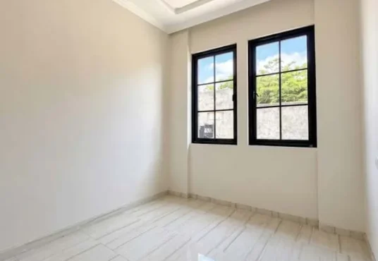 Rumah Mewah Desain Tropis Modern di Jl. Damai Jakal km 8