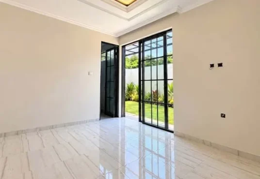 Rumah Mewah Desain Tropis Modern di Jl. Damai Jakal km 8