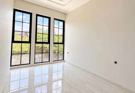 Rumah Mewah Desain Tropis Modern di Jl. Damai Jakal km 8
