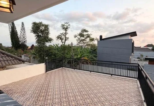 Rumah Baru 2 Lantai Modern dengan Rooftop Luas di Maguwoharjo