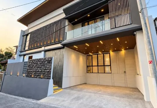 Rumah Mewah Furnished 2 Lantai dekat Pasar Stan Maguwoharjo