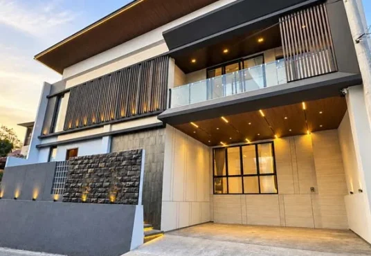 Rumah Mewah Furnished 2 Lantai dekat Pasar Stan Maguwoharjo