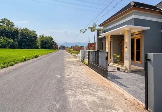 Rumah Fresh Siap Huni view sawah pinggir jalan aspal di Piyungan