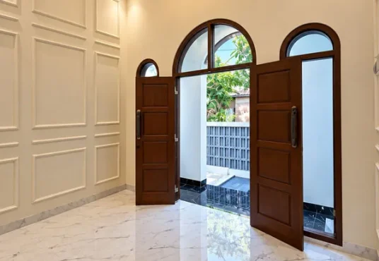 Rumah Cantik Model Klasik Modern di Utara SD Model Wedomartani