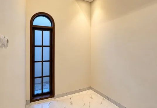 Rumah Cantik Model Klasik Modern di Utara SD Model Wedomartani