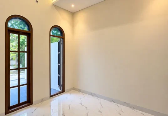 Rumah Cantik Model Klasik Modern di Utara SD Model Wedomartani