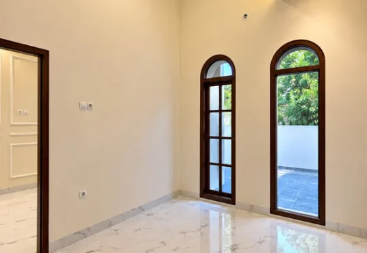 Rumah Cantik Model Klasik Modern di Utara SD Model Wedomartani